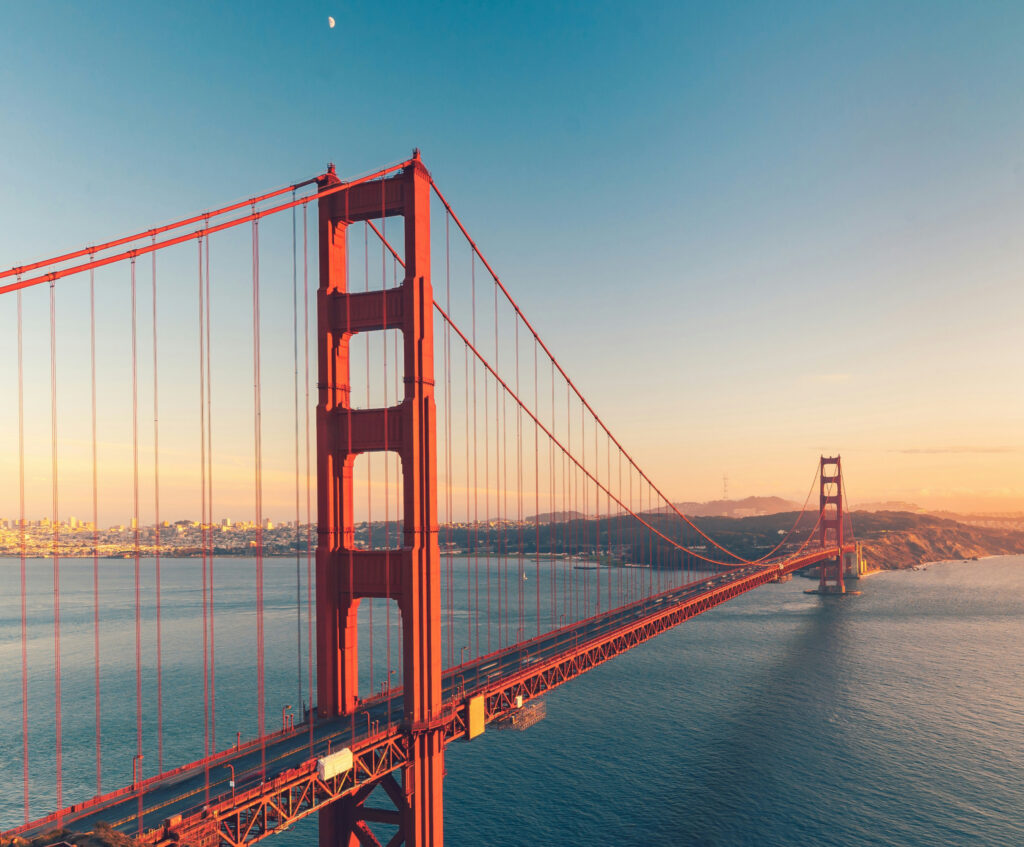The golden gate bridge over the bay with the cit of San Francisco in the background